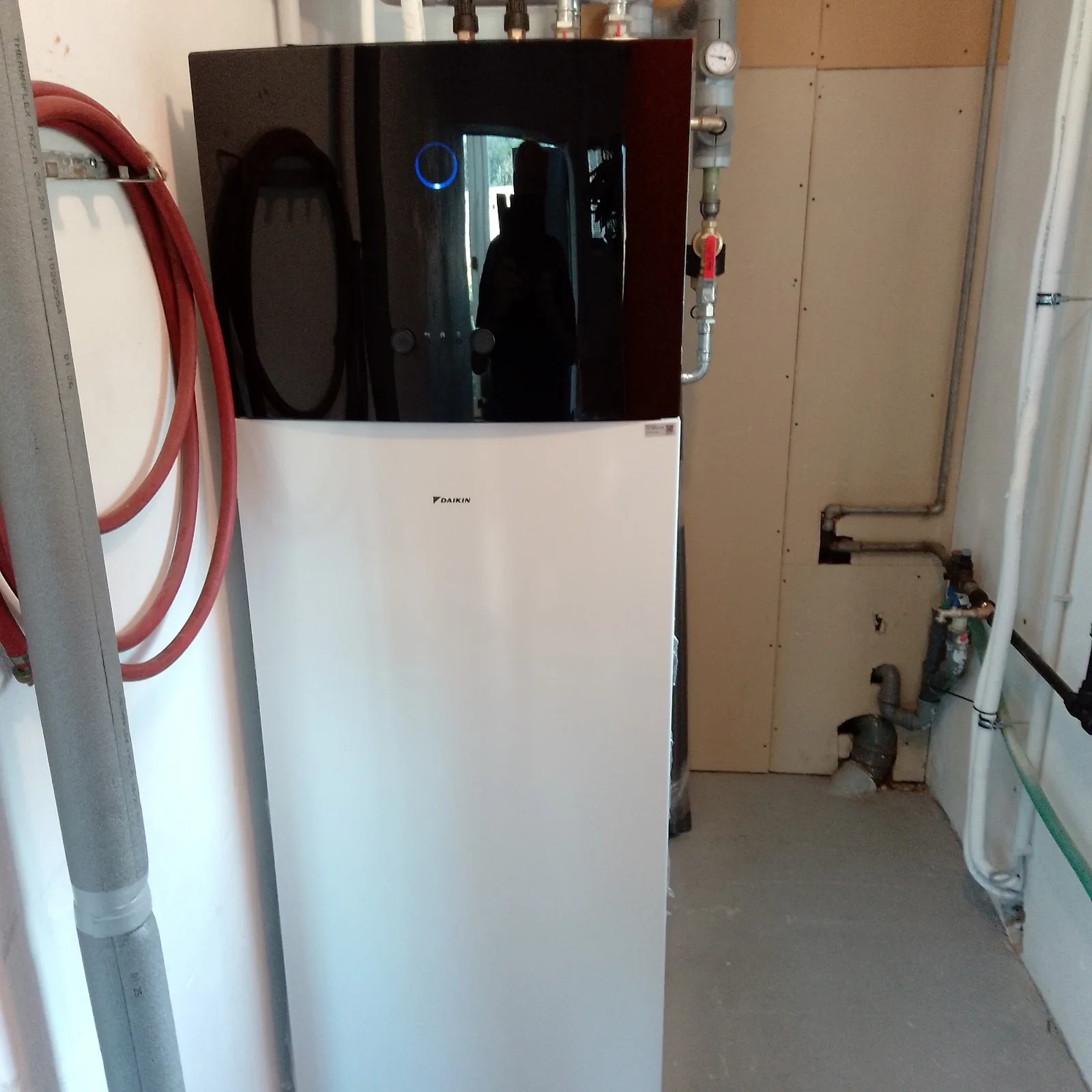 Innengerät einer Daikin Wärmepumpe mit Speicher in einem Technikraum